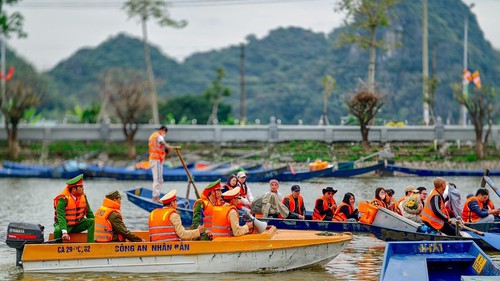 Kiểm soát giao thông từ bãi xe đến Suối Yến mùa Lễ hội Chùa Hương