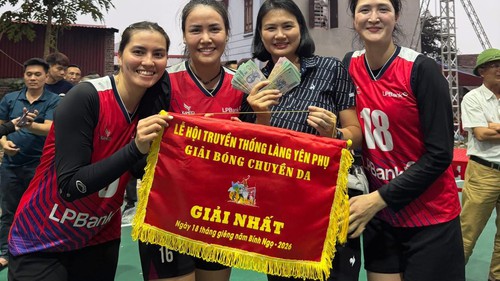 Hoa khôi bóng chuyền Kim Huệ và đội nhà nhận hơn 100 triệu tiền thưởng khi vô địch giải hội làng