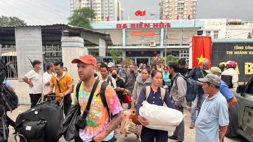 Vụ cầu Ghềnh bị sà lan đâm trúng: Bắt đầu trung chuyển khách bằng đường bộ