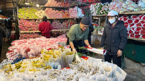 Sôi động thị trường hoa tươi và quà tặng 8/3