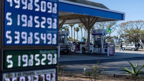 Giá xăng tại Mỹ tăng 14% trong một tuần do tác động từ xung đột Trung Đông