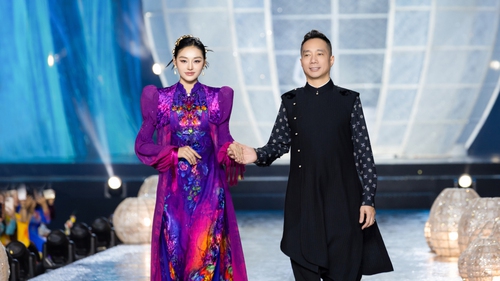 NTK Đỗ Trịnh Hoài Nam mang "Tứ bình hoa lụa" lên sân khấu Vietnam Beauty Fashion Fest XIV