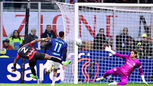 AC Milan thắng derby nghẹt thở, thắp lại cuộc đua vô địch Serie A