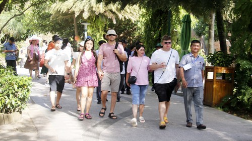 Du lịch tăng trưởng ấn tượng, Việt Nam đón gần 4,7 triệu lượt khách quốc tế