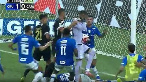 Độc lạ bóng đá Brazil: Hỗn chiến kinh hoàng ở derby, trọng tài rút ra... 23 thẻ đỏ