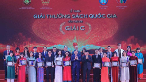 "Dưới khung trời ngát xanh" - Hành trình từ "Dế Mèn" đến Giải thưởng Sách Quốc gia