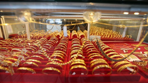 Giá vàng giảm khi đồng USD và giá dầu cùng tăng mạnh