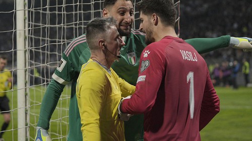 Thủ môn tuyển Ý bị chỉ trích vì hành động 'chơi xấu' trong loạt luân lưu với Bosnia