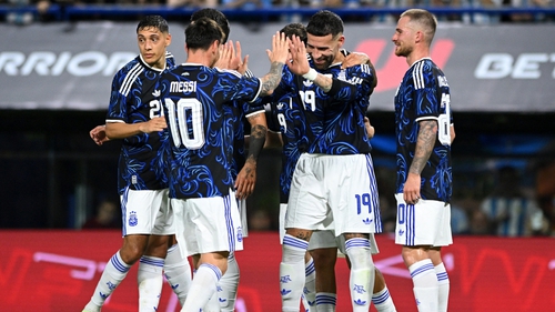 Messi gây sốt khi nhường cơ hội sút penalty cho đồng đội