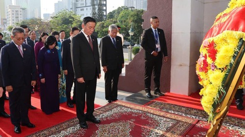 Thường trực Ban Bí thư Trần Cẩm Tú đặt vòng hoa tại Đài Độc lập, Đài tưởng niệm cố Quốc vương Norodom Sihanouk, Đài Hữu nghị Campuchia - Việt Nam