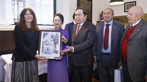 Chủ tịch Quốc hội thăm nơi lưu dấu ấn Chủ tịch Hồ Chí Minh tại thành phố Milan