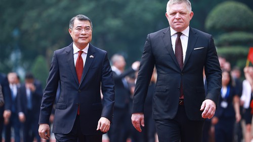 Thủ tướng Lê Minh Hưng chủ trì Lễ đón Thủ tướng Slovakia thăm chính thức Việt Nam