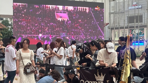 Lần đầu bố trí màn hình LED ngoài trời, fanzone Giải Cống hiến 2026 hút khán giả từ sớm