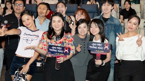 “Đại tiệc trăng máu 8” có cảnh mở đầu "hay hơn" phim gốc Nhật Bản