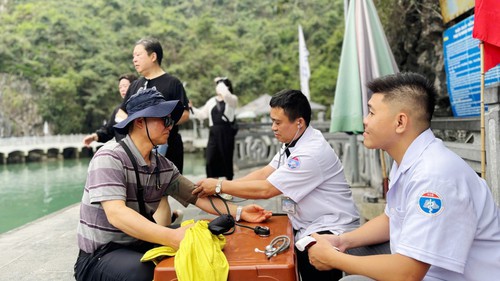 Quảng Ninh triển khai tổ y tế thường trực trên vịnh di sản