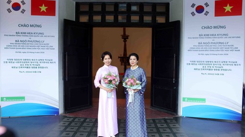 Phu nhân Tổng Bí thư, Chủ tịch nước và Phu nhân Tổng thống Hàn Quốc tham quan Bảo tàng Dân tộc học Việt Nam