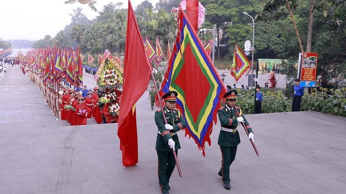  “Dù ai đi ngược về xuôi/ Nhớ ngày Giỗ Tổ mùng Mười tháng Ba