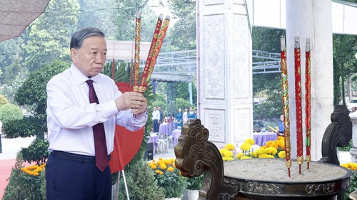 Tổng Bí thư, Chủ tịch nước Tô Lâm dâng hương tưởng niệm các Anh hùng liệt sĩ tại Tây Ninh