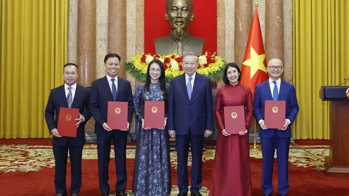 Tổng Bí thư, Chủ tịch nước Tô Lâm trao Quyết định bổ nhiệm cho 5 Đại sứ nước CHXH Việt Nam tại nước ngoài