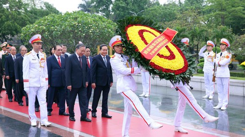 Lãnh đạo Đảng, Nhà nước tưởng niệm các Anh hùng liệt sĩ nhân kỷ niệm 51 năm ngày Giải phóng miền Nam, thống nhất đất nước