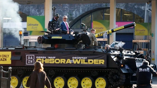 Võ sĩ lừng danh họp báo bằng... xe tăng ở trận đấu cuối cùng của sự nghiệp