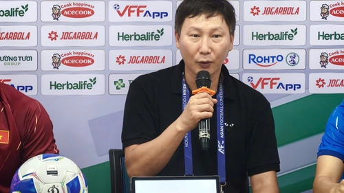 Tin nóng bóng đá Việt hôm nay 4/4: HLV Kim Sang Sik chạm cột mốc của ông Park Hang Seo; U20 Việt Nam quyết có điểm trước Thái Lan