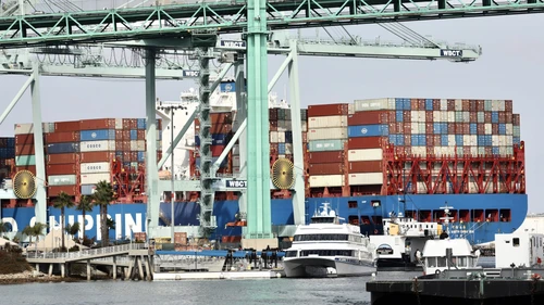 Mỹ áp thuế 100% đối với dược phẩm, điều chỉnh thuế kim loại