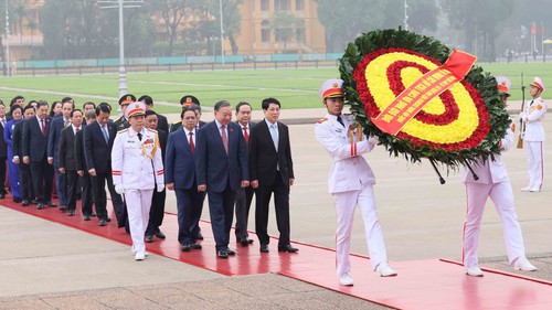 Đại biểu Quốc hội khóa XVI vào Lăng viếng Chủ tịch Hồ Chí Minh và tưởng niệm các Anh hùng, liệt sĩ