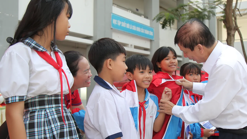 Hoàng Đức truyền cảm hứng cho học sinh nghèo vượt khó
