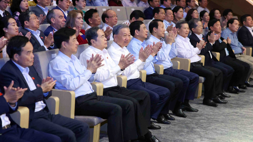 Tổng Bí thư, Chủ tịch nước Tô Lâm dự chương trình nghệ thuật “Tổ quốc trong tim”