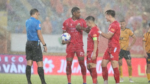 Đình Bắc tiết lộ lý do tranh sút phạt đền với Alan, HLV Polking thông cảm