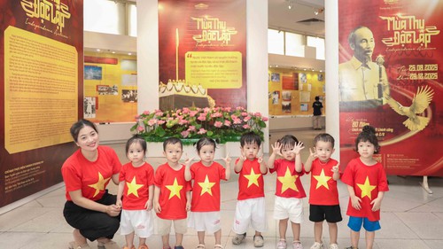 Bảo tàng Hồ Chí Minh thu hút đông du khách dịp kỷ niệm 136 năm Ngày sinh của Bác