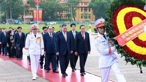 Kỷ niệm 136 năm Ngày sinh Chủ tịch Hồ Chí Minh: Lãnh đạo Đảng, Nhà nước vào Lăng viếng Bác