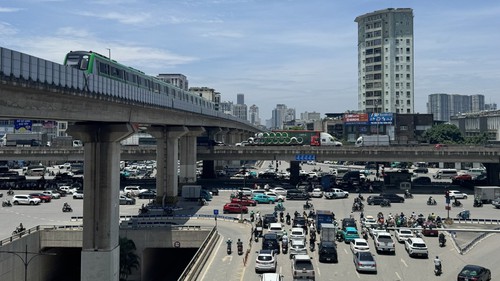 Hà Nội trải qua ngày nắng nóng đỉnh điểm, người lao động ngoài trời oằn mình mưu sinh