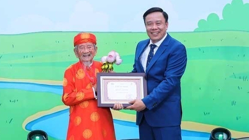 "Đại sứ Dế Mèn" Nguyễn Đình Tư 106 tuổi: Muốn nhờ chuyển đổi số để trao truyền bí quyết nghề