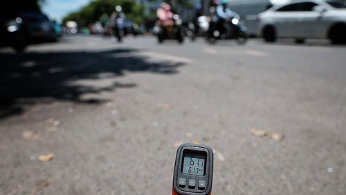 Nắng như đổ lửa, nhịp sống Hà Nội vẫn không ngừng chuyển động