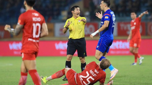 Thổi phạt đền sai, một trọng tài V-League bị đình chỉ