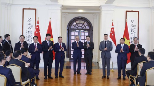 Tổng Bí thư, Chủ tịch nước Tô Lâm và Thủ tướng Singapore chứng kiến lễ trao văn kiện hợp tác giữa hai nước