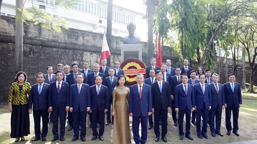 Tổng Bí thư, Chủ tịch nước và Phu nhân dâng hoa tại Tượng đài Bác Hồ ở Manila