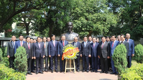 Tổng Bí thư, Chủ tịch nước Tô Lâm đặt vòng hoa tại Khu tưởng niệm Mahatma Gandhi và Tượng Chủ tịch Hồ Chí Minh (Ấn Độ)