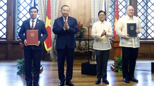 Tổng Bí thư, Chủ tịch nước Tô Lâm và Tổng thống Philippines chứng kiến trao văn kiện hợp tác giữa hai nước