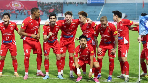 HLV Kim Sang Sik chứng kiến nhiều bất ngờ ở sân Thiên Trường