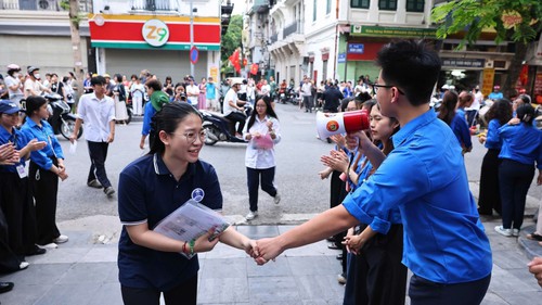 Thanh niên tình nguyện Thủ đô hỗ trợ thí sinh thi tốt nghiệp THPT năm 2026
