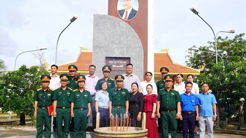Dâng hương tưởng nhớ Thủ tướng Võ Văn Kiệt