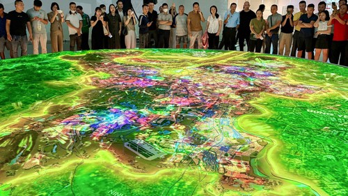Đông đảo người dân tham quan Triển lãm quy hoạch Hà Nội tầm nhìn 100 năm