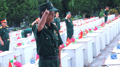 Xúc động rơi nước mắt trước hình ảnh tri ân các anh hùng liệt sĩ tại Nghĩa trang Vị Xuyên