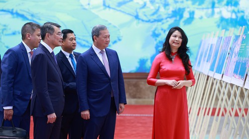 Hai Thủ tướng Việt Nam - Campuchia tham quan trưng bày ảnh về quan hệ hợp tác giữa hai nước