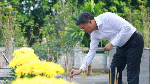 Thủ tướng dâng hương tưởng niệm các Anh hùng liệt sĩ tỉnh Lào Cai