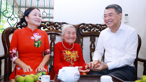 Thủ tướng Lê Minh Hưng thăm gia đình chính sách tỉnh Lào Cai
