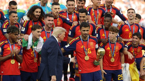 Tổng thống Donald Trump gây tranh cãi khi khi ăn mừng chức vô địch World Cup 2026 cùng ĐT Tây Ban Nha
